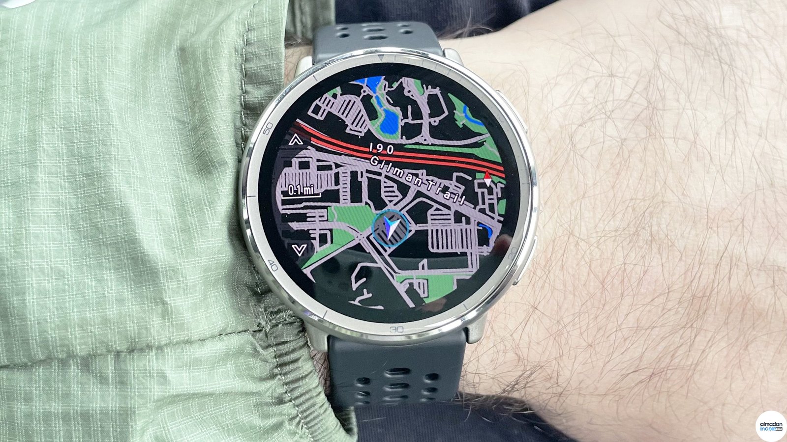 Amazfit Active 2 akıllı saat bilekte harita ekranıyla