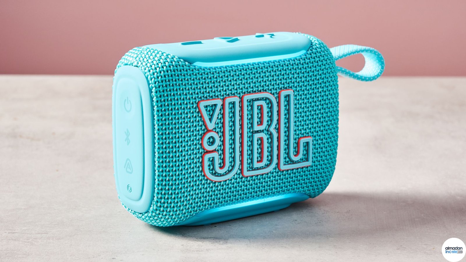 JBL Go 5 taşınabilir Bluetooth hoparlör ışıklı kullanım görseli