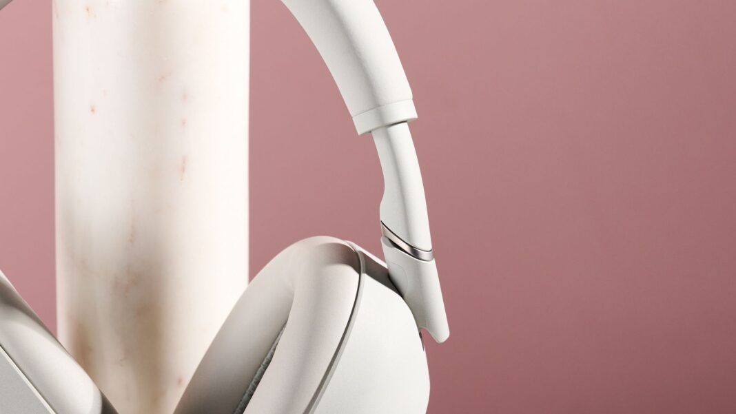 Sony WH-1000XM6 kablosuz kulaklık menteşe ve gövde detayı