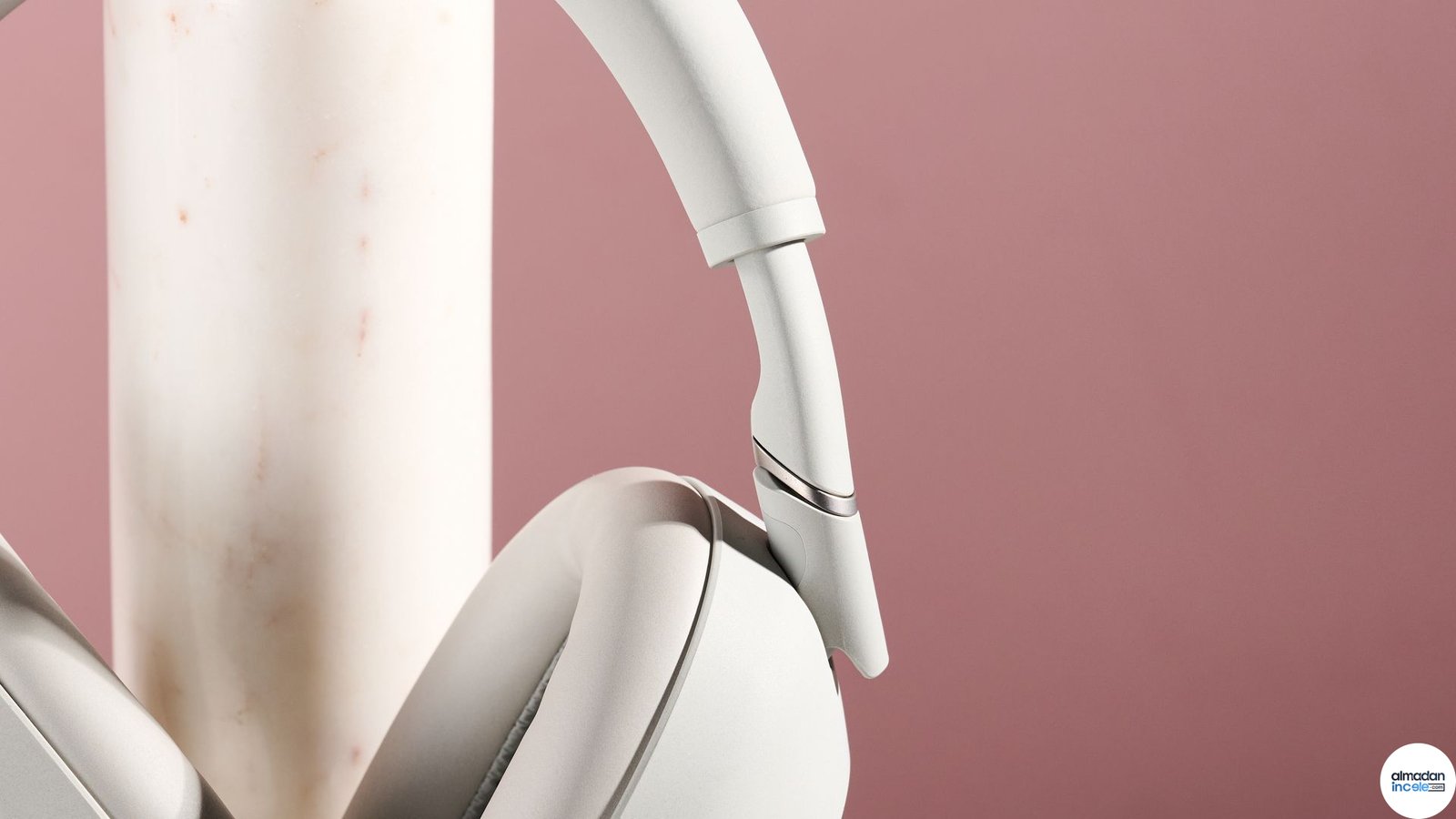 Sony WH-1000XM6 kablosuz kulaklık menteşe ve gövde detayı