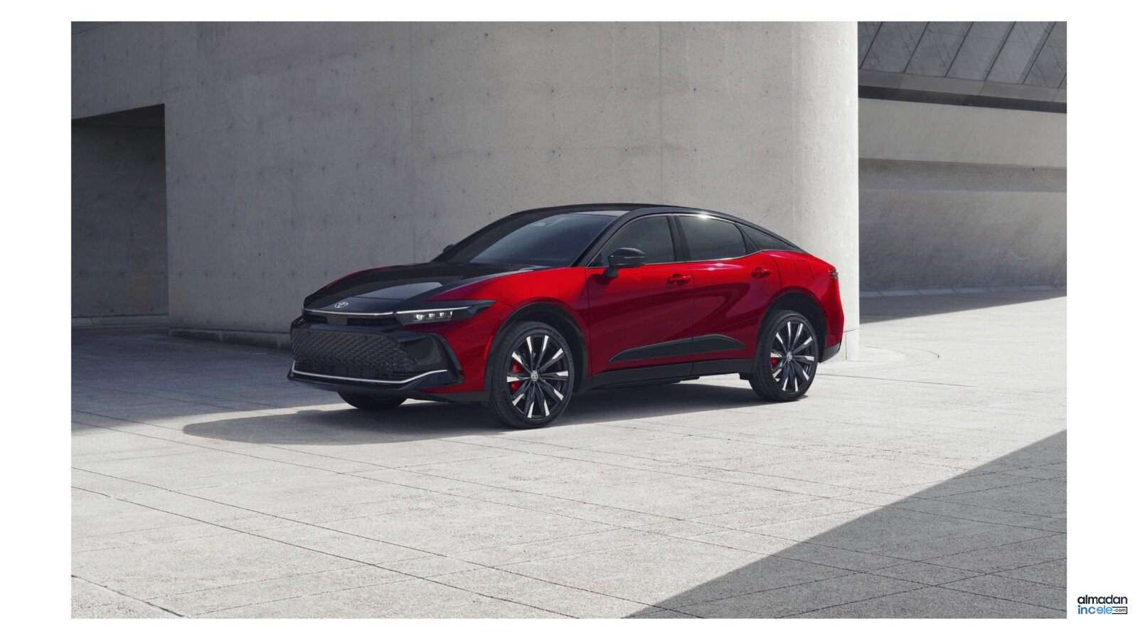 Beton mimari önünde kırmızı 2027 Toyota Crown