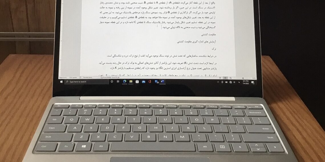 Açık halde Microsoft Surface Laptop Go