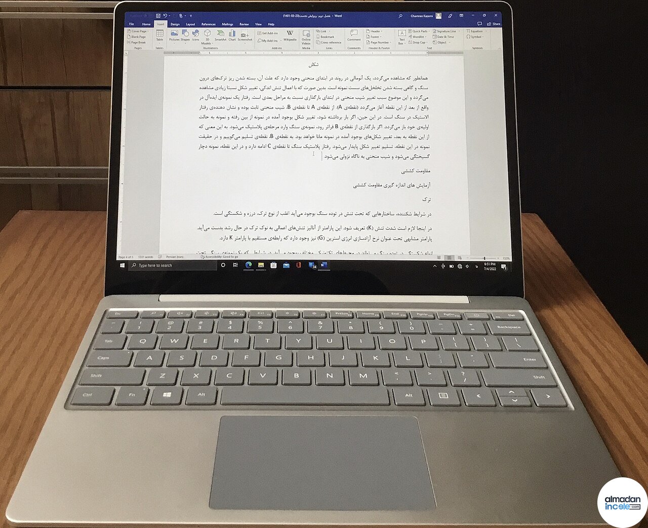 Açık halde Microsoft Surface Laptop Go
