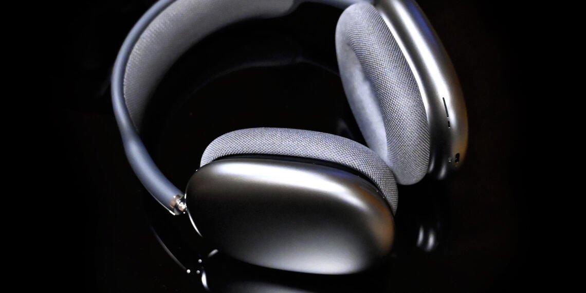 Apple AirPods Max kulaklık yan görünüm
