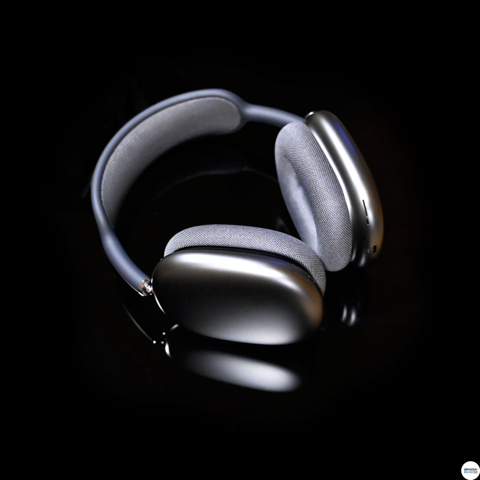 Apple AirPods Max kulaklık yan görünüm