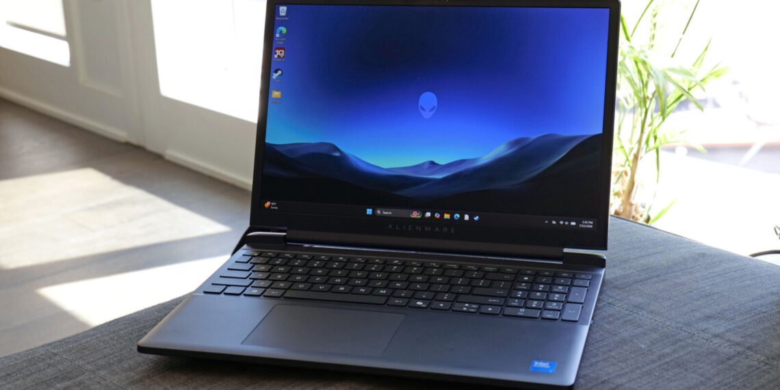 Masada açık halde duran Alienware 15 2026 oyun bilgisayarı