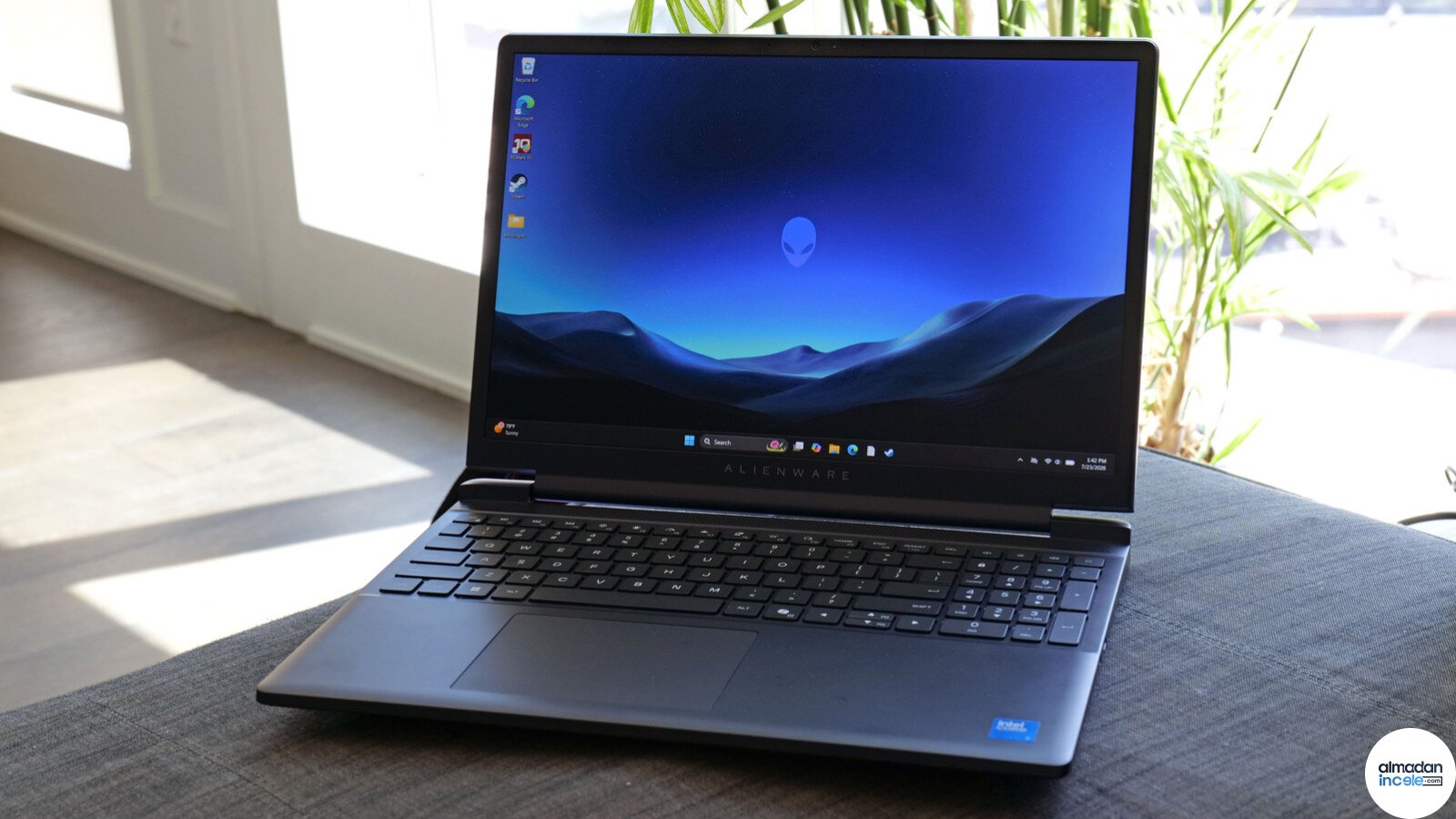 Masada açık halde duran Alienware 15 2026 oyun bilgisayarı