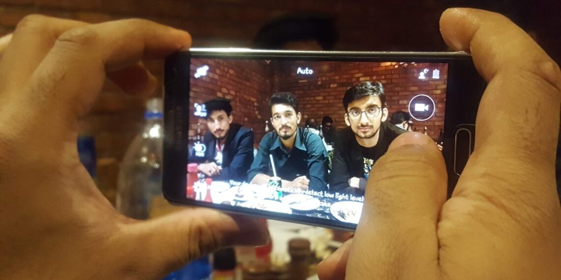 Yatay kadrajda kullanılan Android akıllı telefon