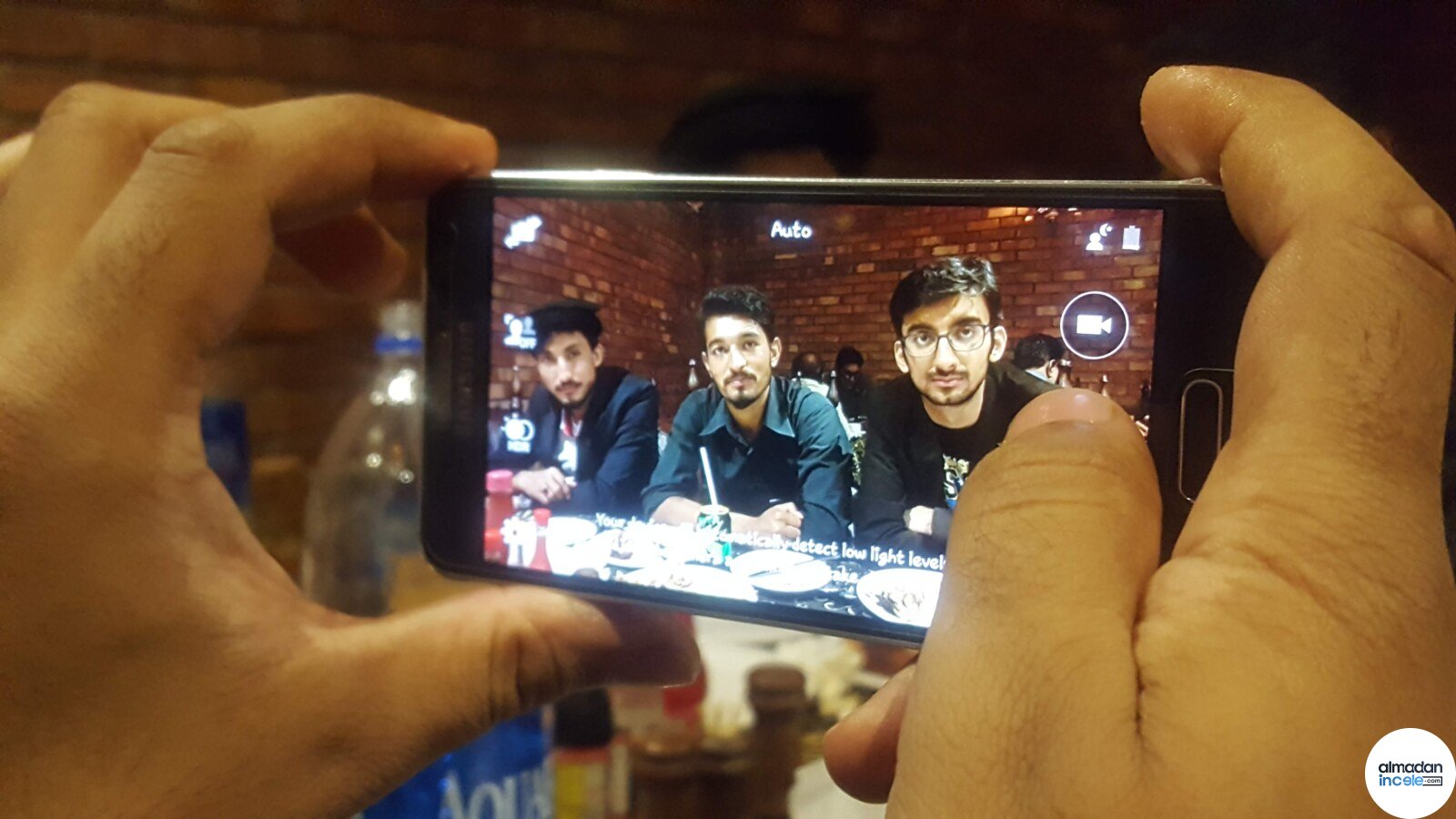 Yatay kadrajda kullanılan Android akıllı telefon