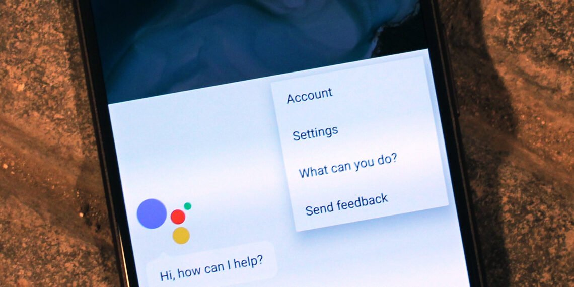 Android telefon ekranında Google Assistant arayüzü
