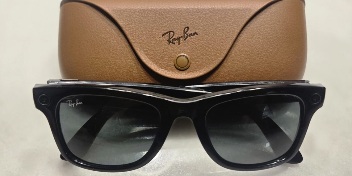 Şarj kutusu önünde Ray-Ban Meta akıllı gözlük
