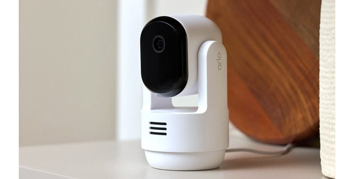 Raf üzerinde duran Arlo Essential Pan Tilt Indoor 2K güvenlik kamerası