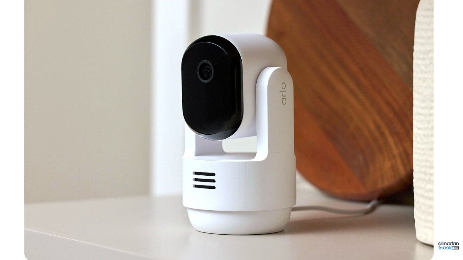 Raf üzerinde duran Arlo Essential Pan Tilt Indoor 2K güvenlik kamerası