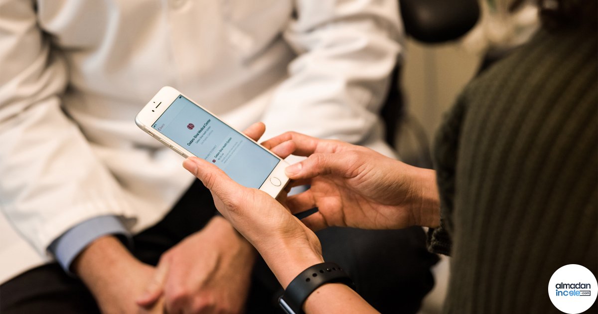 Doktor ve hasta yanında iPhone üzerinde Apple Health sağlık kayıtları