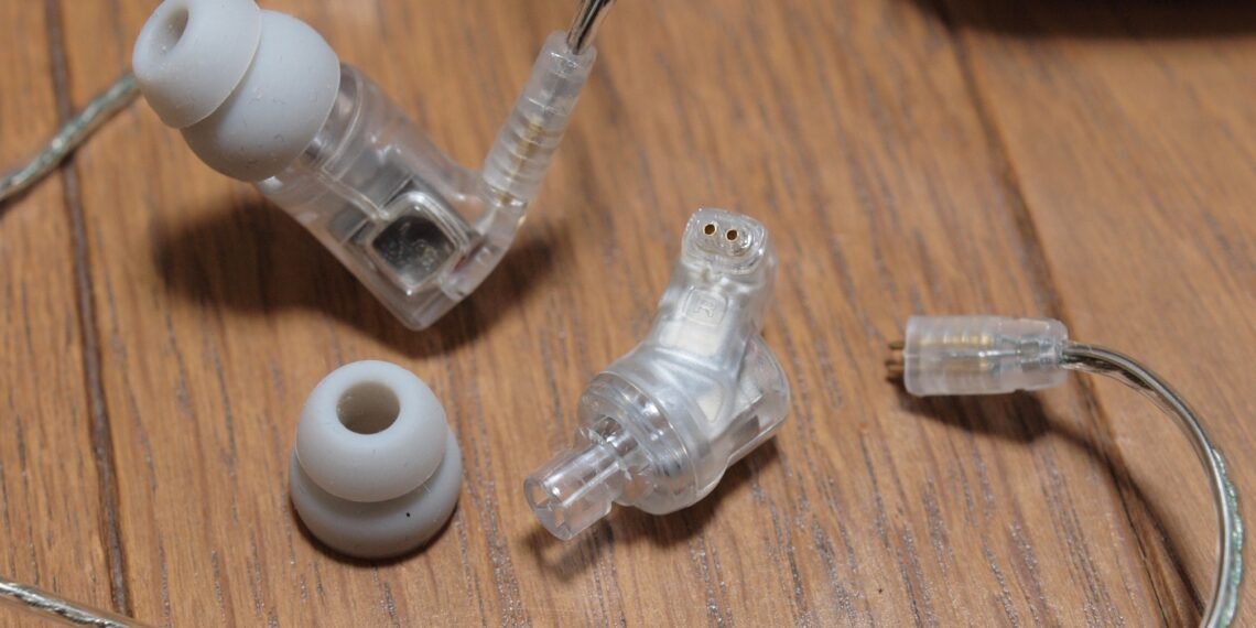 Kulak içi monitör ve kablolu IEM kulaklık
