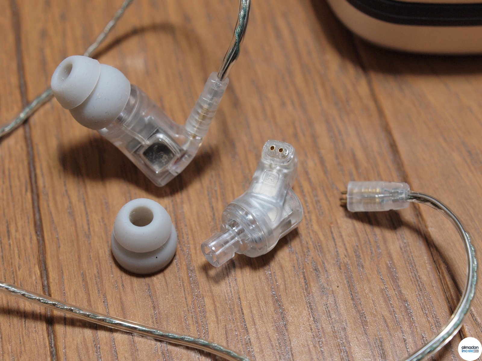 Kulak içi monitör ve kablolu IEM kulaklık