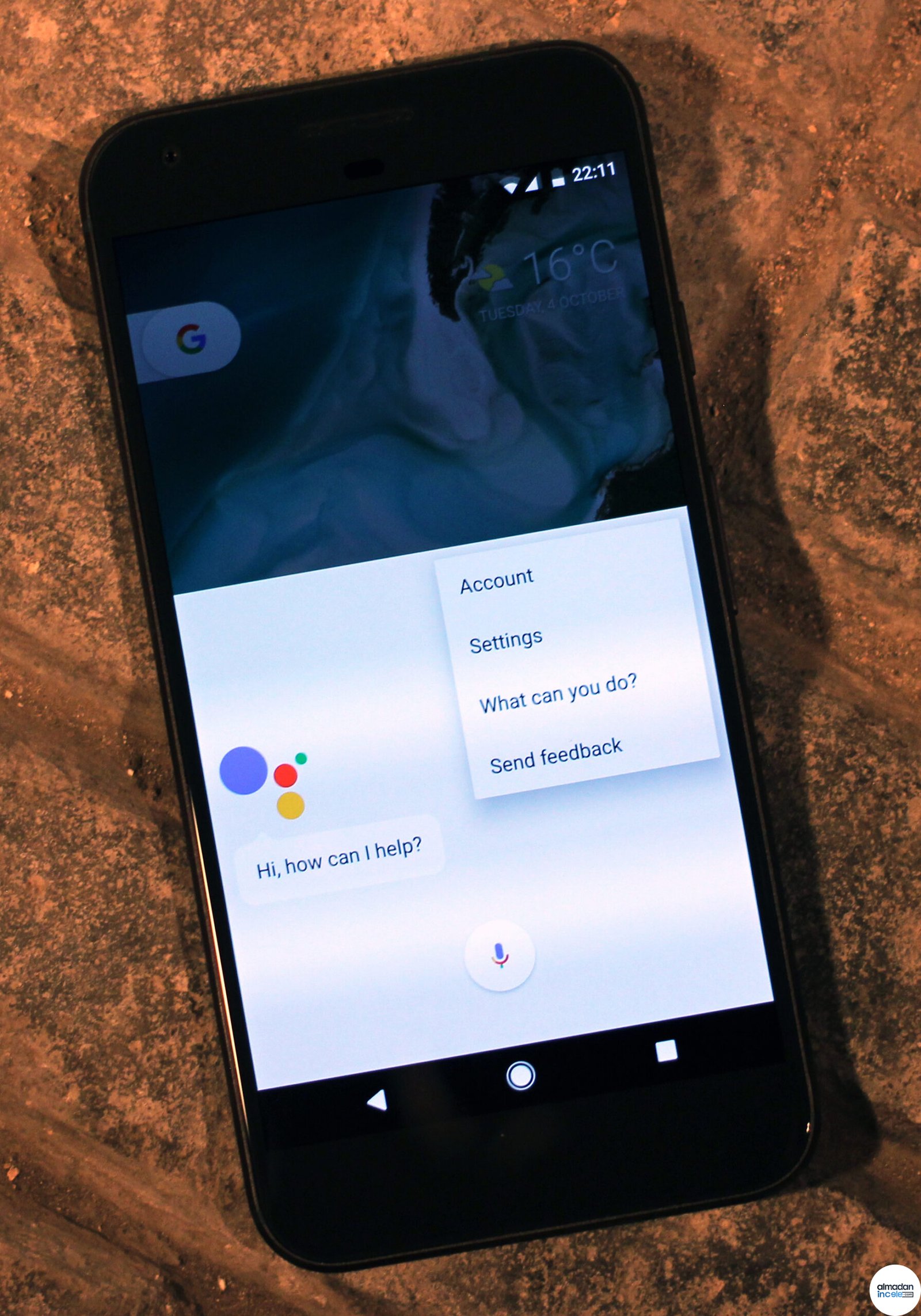 Google Assistant açık olan Android telefon