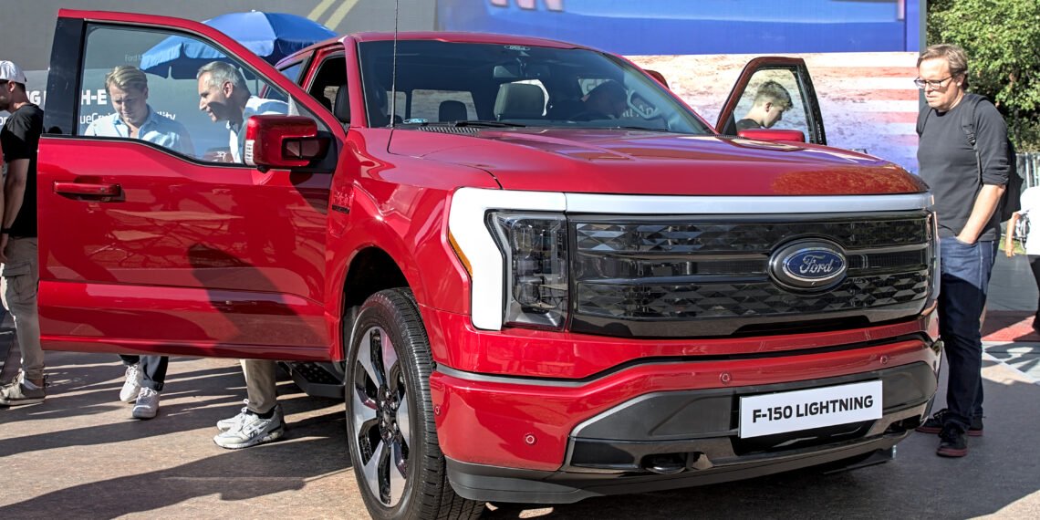 Kırmızı Ford F-150 Lightning elektrikli pickup