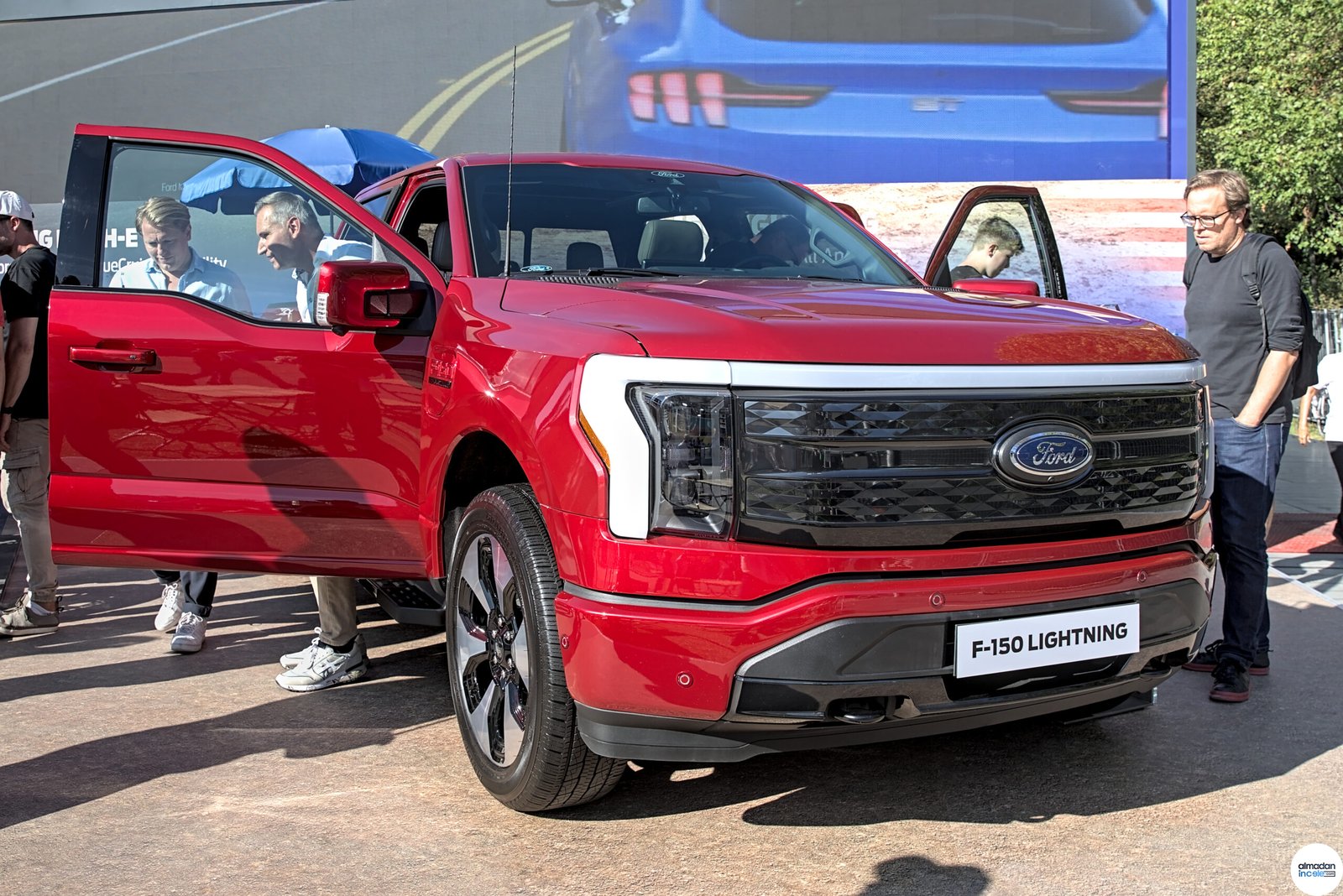 Kırmızı Ford F-150 Lightning elektrikli pickup