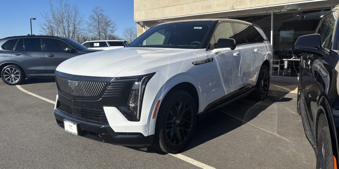 2026 Cadillac Escalade IQ elektrikli SUV ön yan görünüm