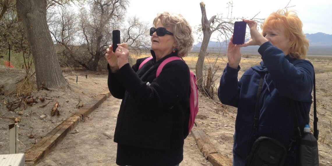 Dış mekanda telefon kullanan kişiler