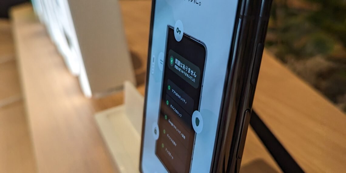 Google Pixel Fold açık halde sergilenen katlanabilir telefon