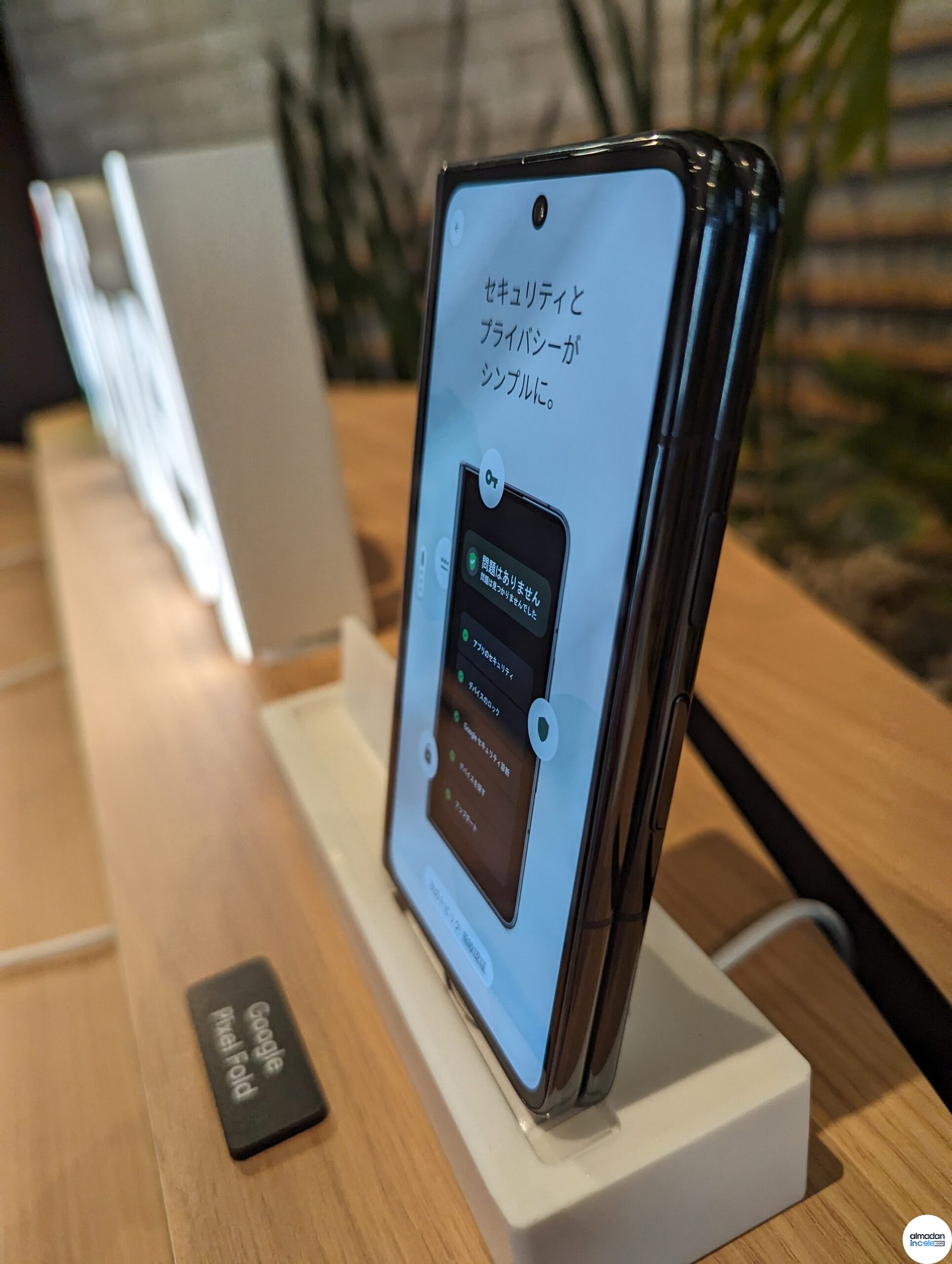 Google Pixel Fold açık halde sergilenen katlanabilir telefon