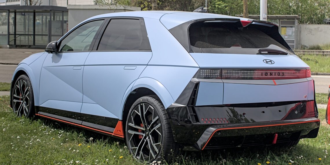 Mavi Hyundai Ioniq 5 N elektrikli performans SUV