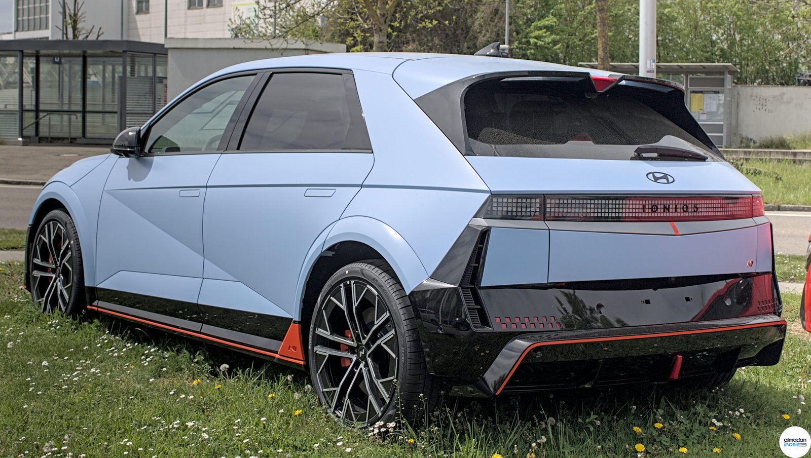 Mavi Hyundai Ioniq 5 N elektrikli performans SUV