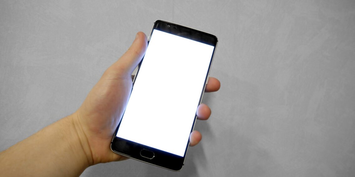 Elde tutulan akıllı telefon ve boş ekran