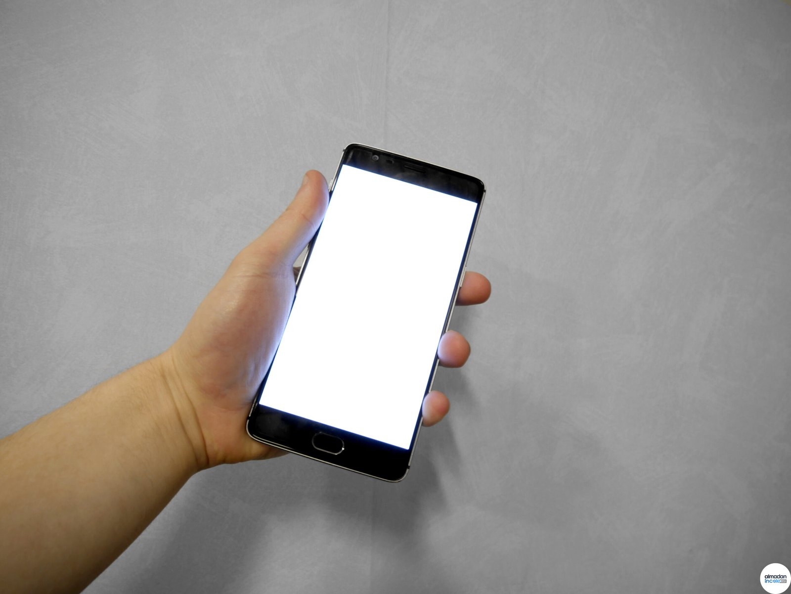 Elde tutulan akıllı telefon ve boş ekran