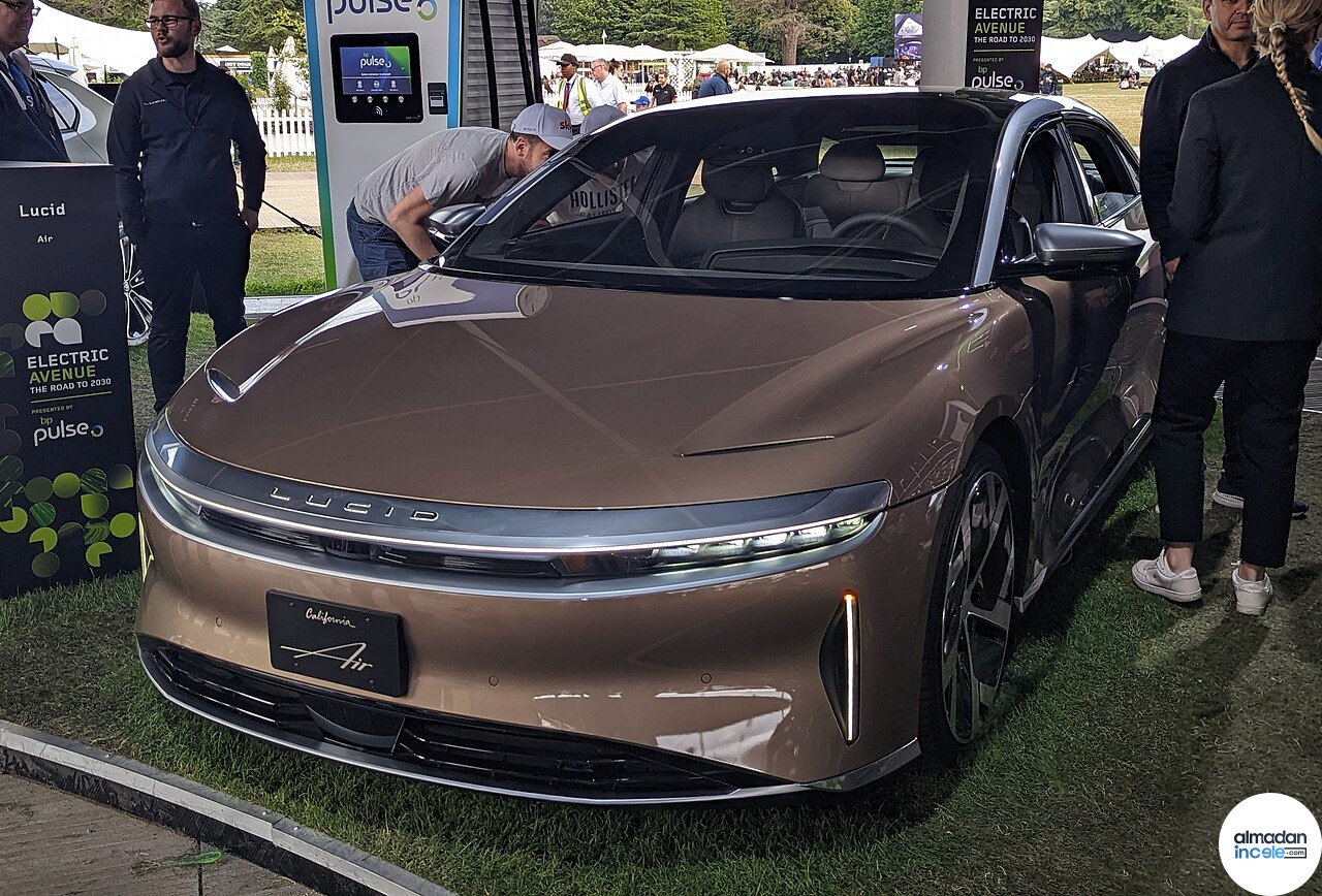 Beyaz Lucid Air elektrikli otomobil
