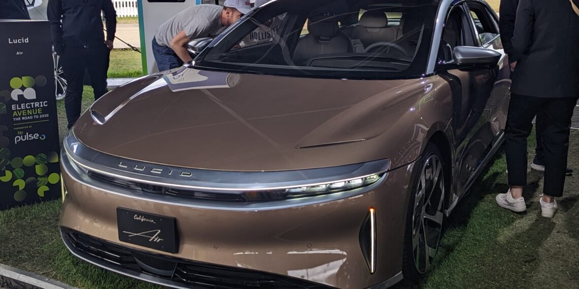 Beyaz Lucid Air elektrikli otomobil