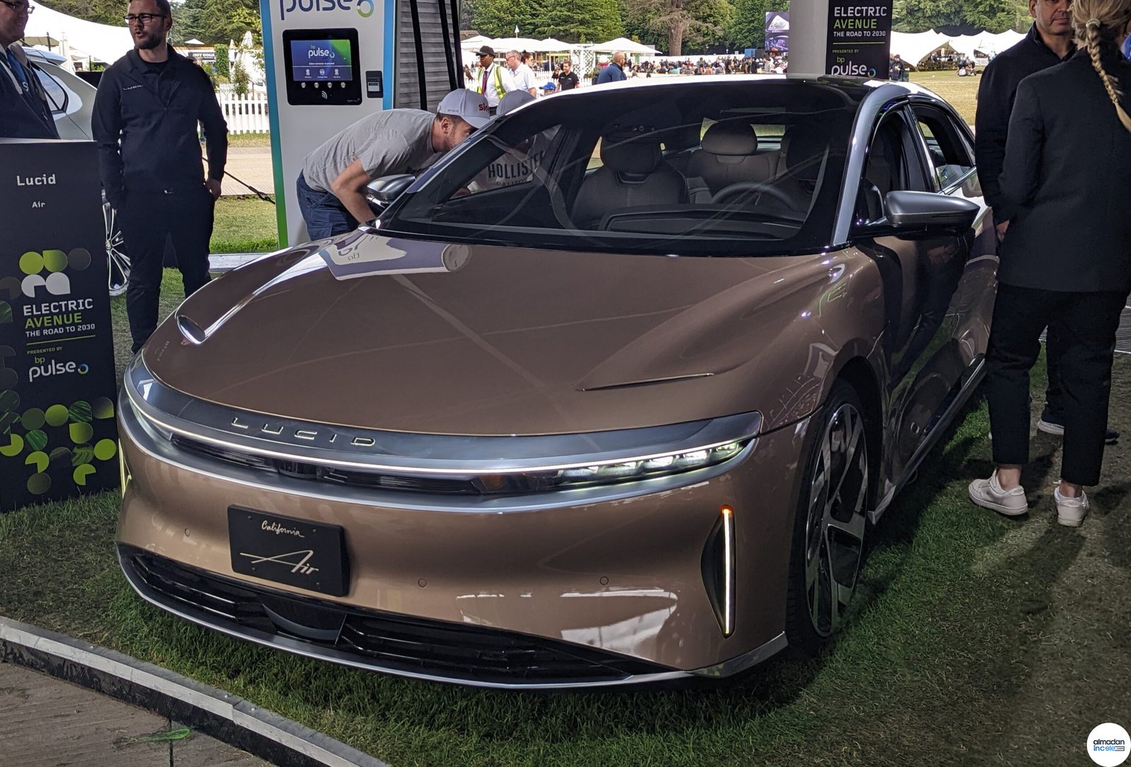 Beyaz Lucid Air elektrikli otomobil