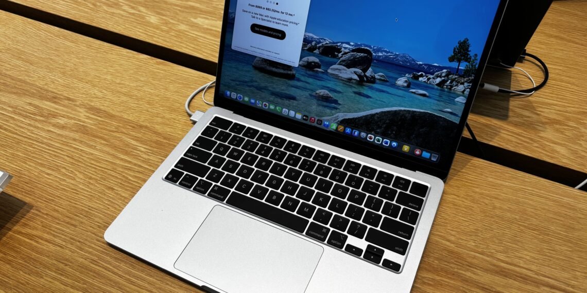 13 inç gümüş MacBook Air M4 üstten görünüm
