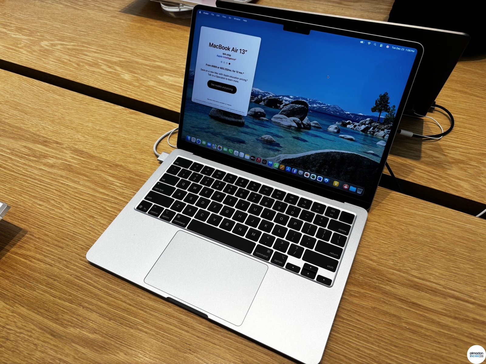 13 inç gümüş MacBook Air M4 üstten görünüm