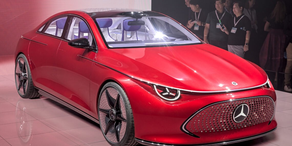 Mercedes-Benz Concept CLA elektrikli sedan ön yan görünüm