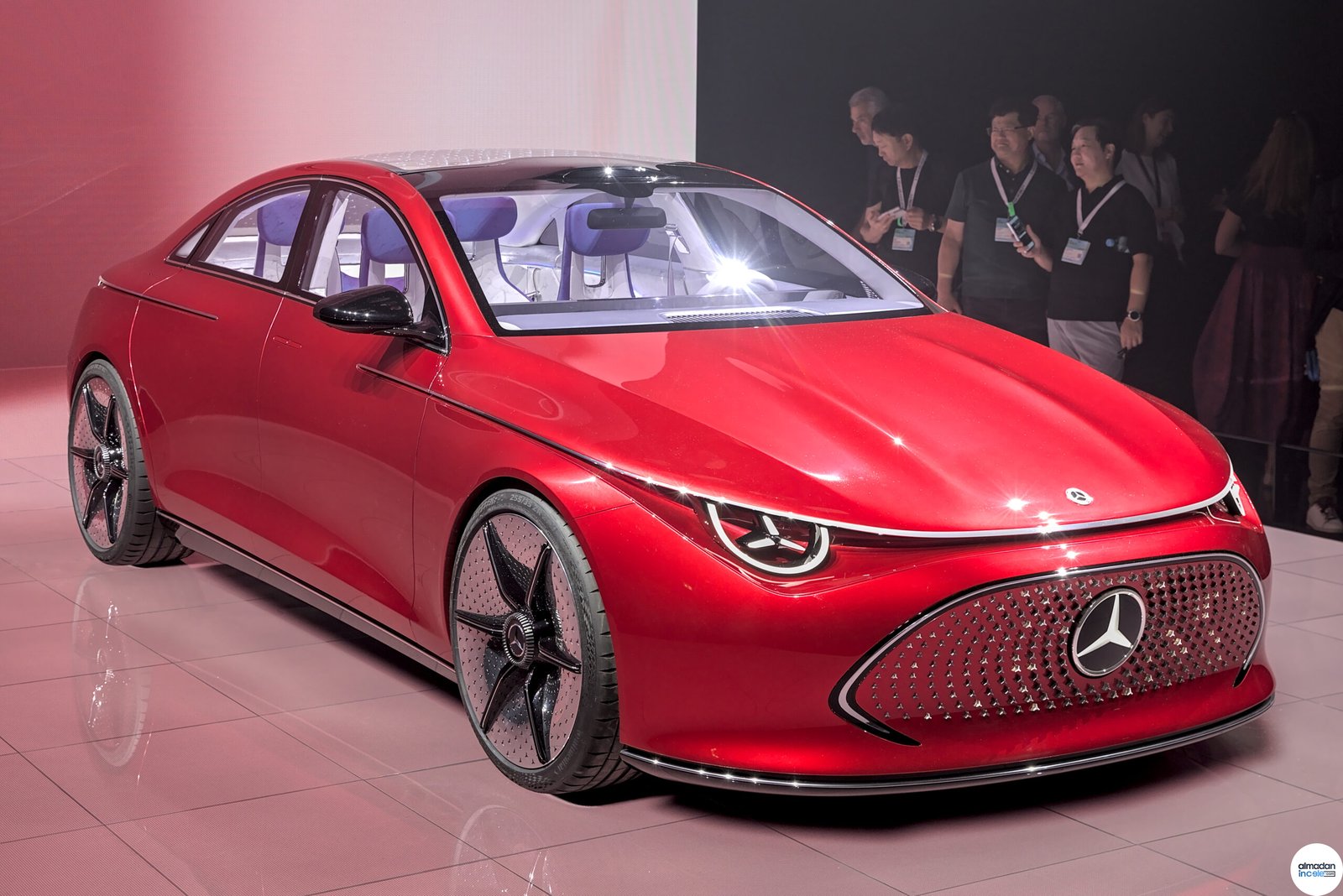 Mercedes-Benz Concept CLA elektrikli sedan ön yan görünüm
