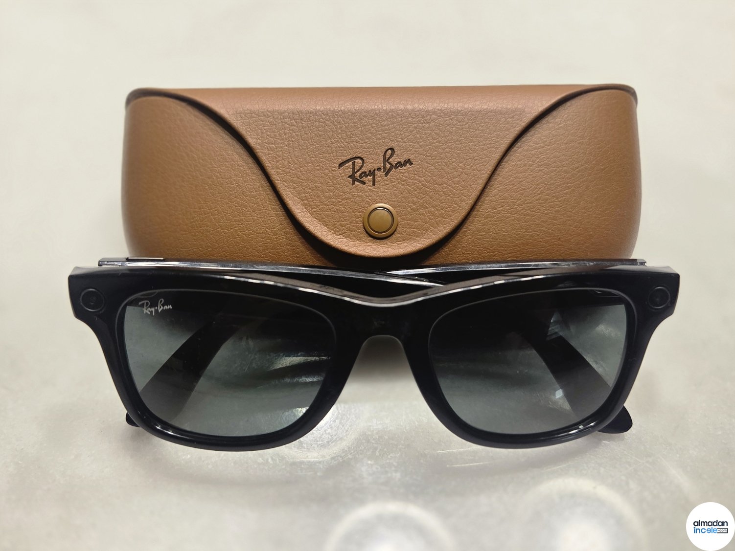 Şarj kutusu önünde Ray-Ban Meta akıllı gözlük