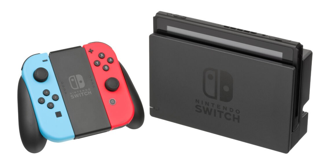 Nintendo Switch konsolu dock üzerinde ve Joy-Con kontrolcüleriyle