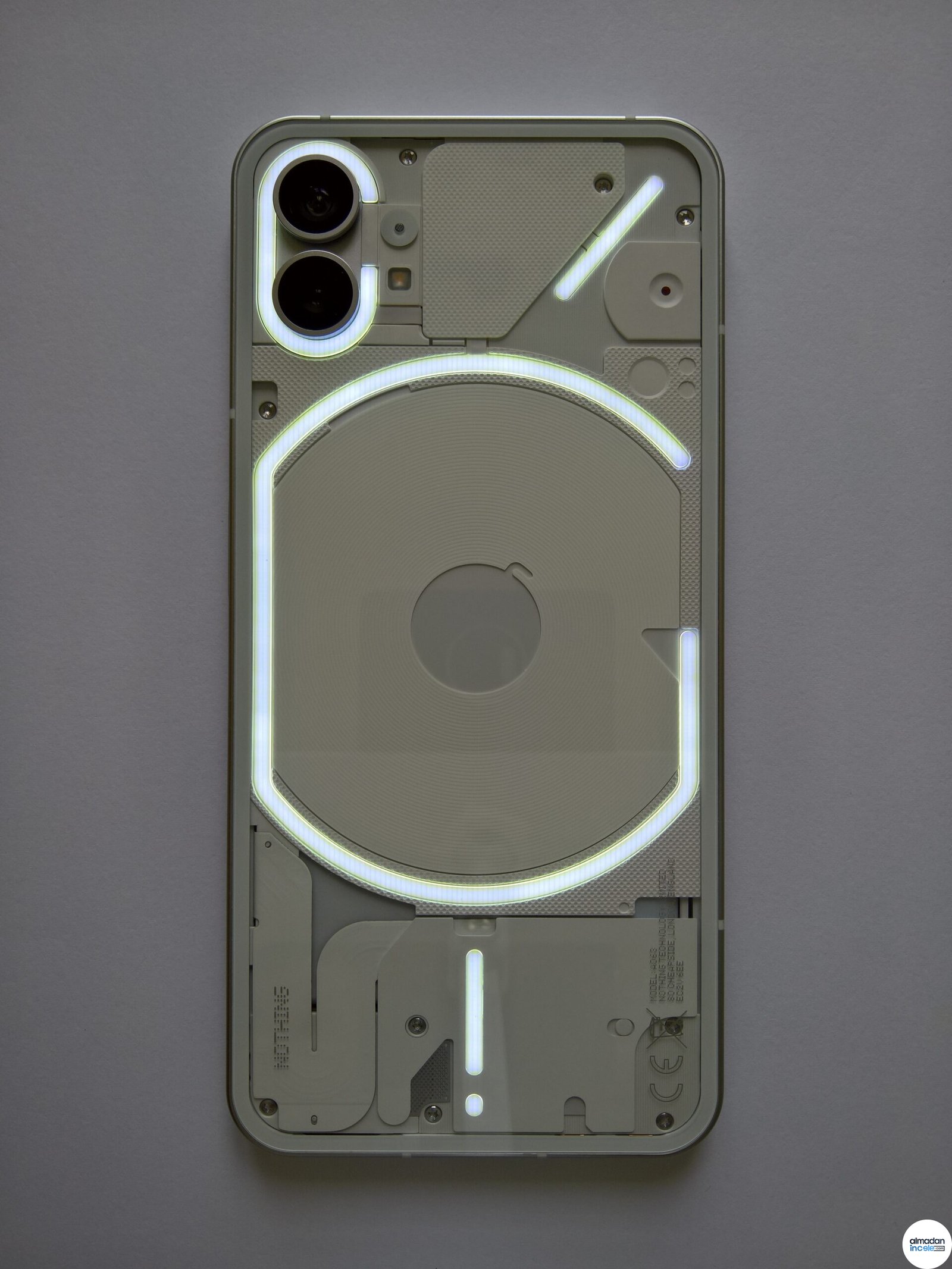 Nothing Phone 1 arka yüzey ve Glyph ışık tasarımı