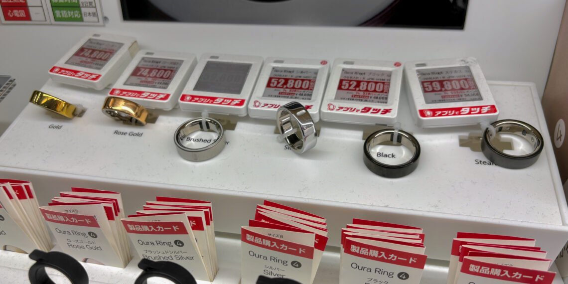 Oura Ring akıllı yüzük mağaza teşhirinde