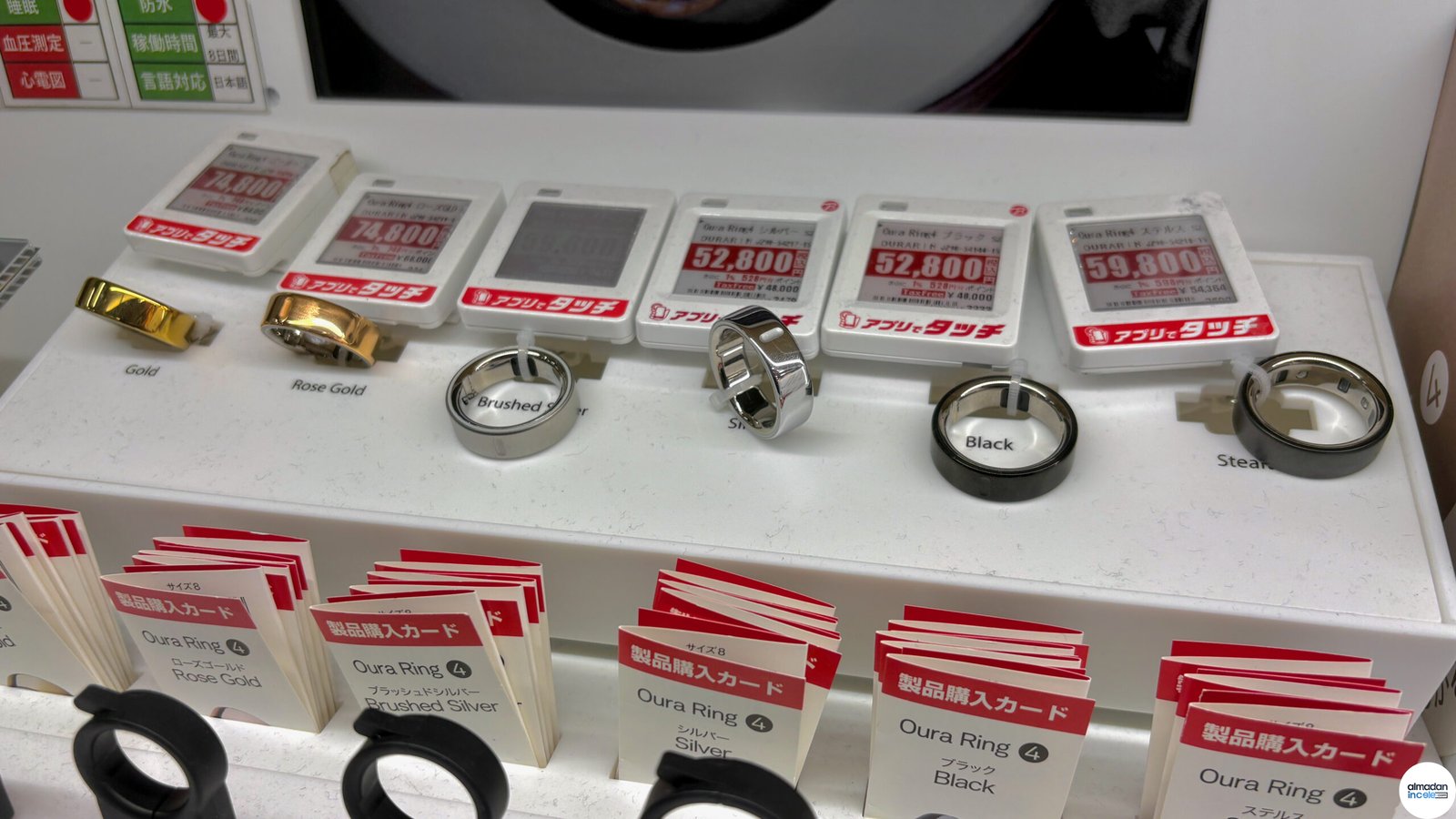 Oura Ring akıllı yüzük mağaza teşhirinde