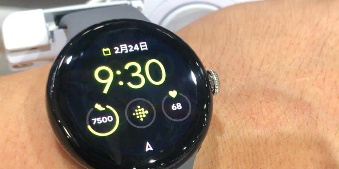 Bilekte Google Pixel Watch akıllı saat