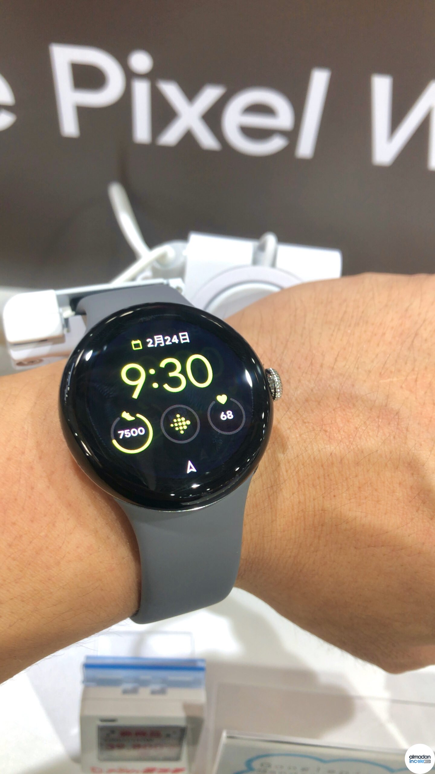 Bilekte Google Pixel Watch akıllı saat