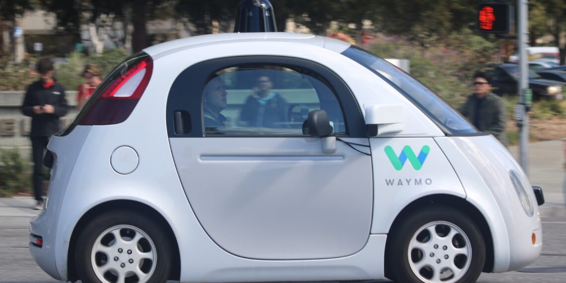 Yolda ilerleyen Waymo otonom araç
