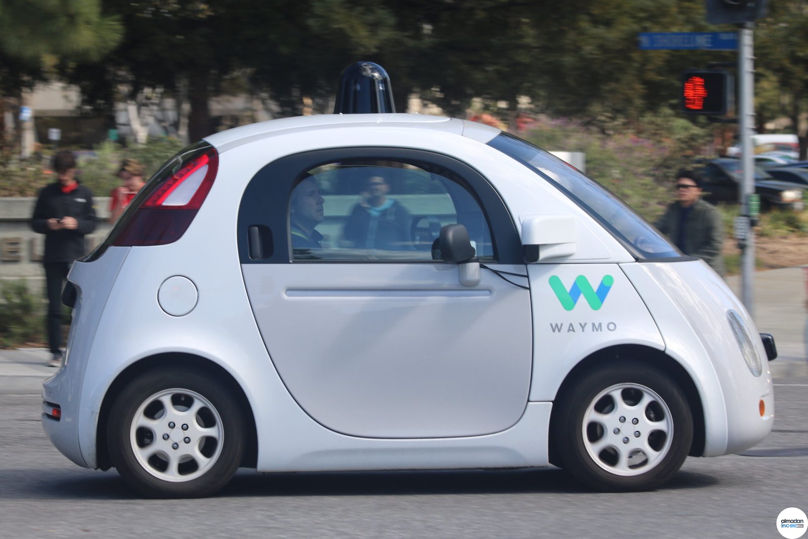 Yolda ilerleyen Waymo otonom araç