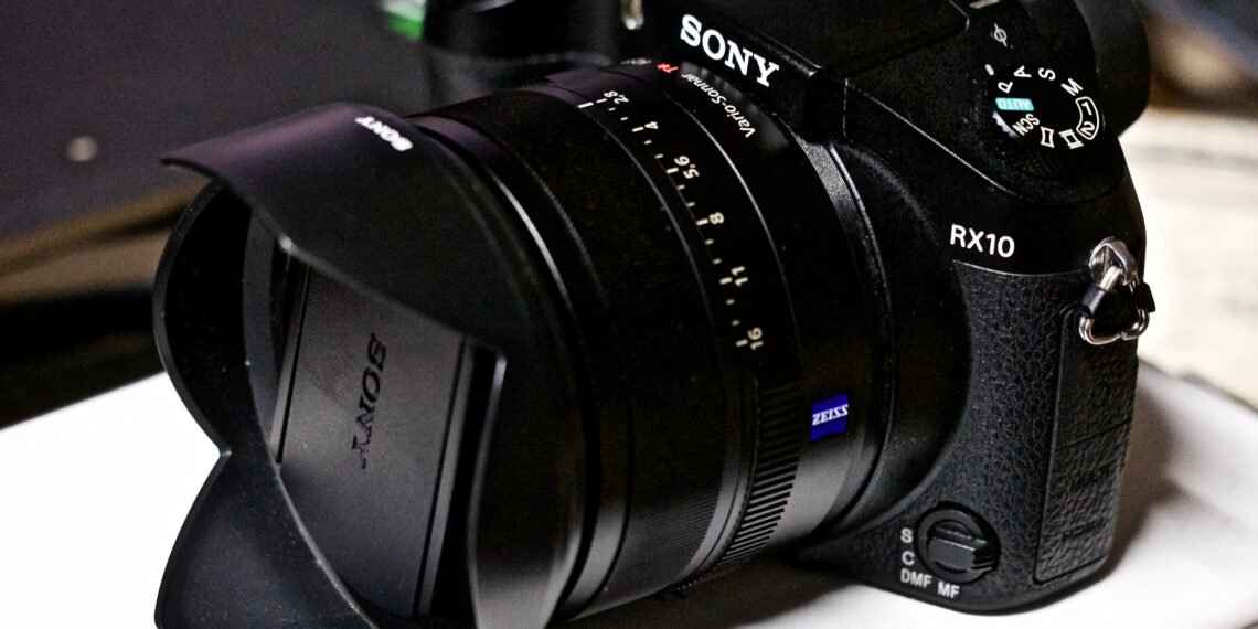 Sony Cyber-shot RX10 bridge fotoğraf makinesi