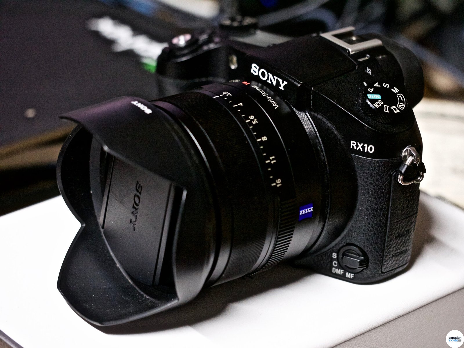Sony Cyber-shot RX10 bridge fotoğraf makinesi