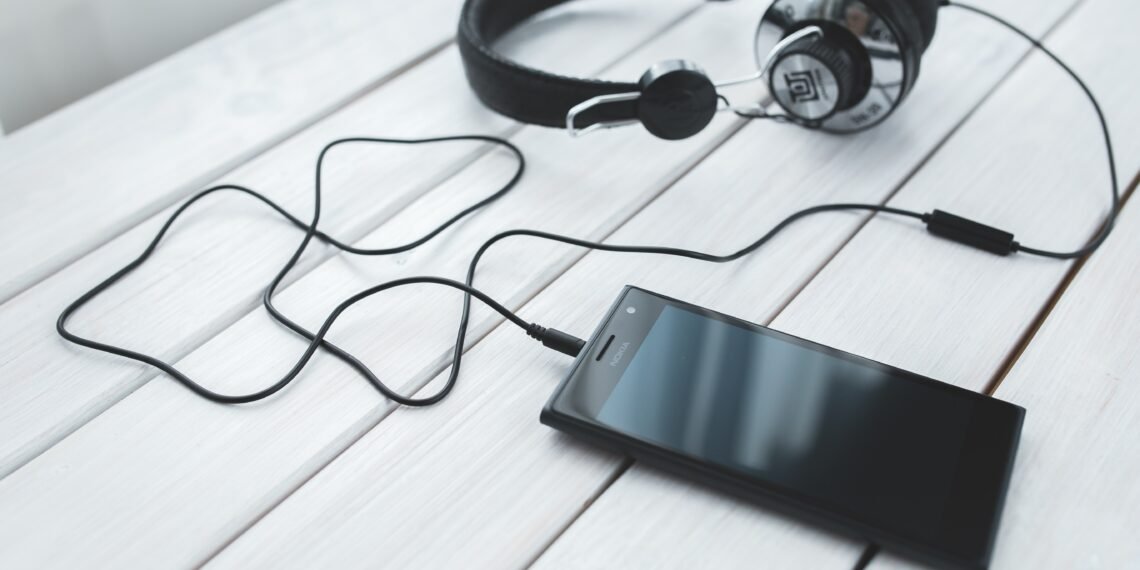 Telefon ve kulaklıkla müzik dinleme